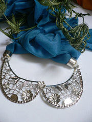 Women Royal Blue Perfect Scarf Necklace Silver Metal Flowers Collar Pendant